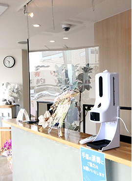 受付カウンターの新型コロナ感染防止対策